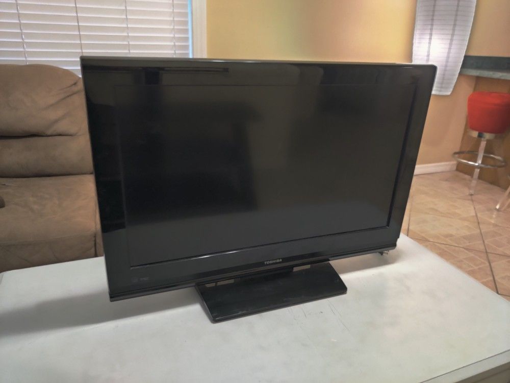 32" LCD HD Toshiba - Priced to sell!