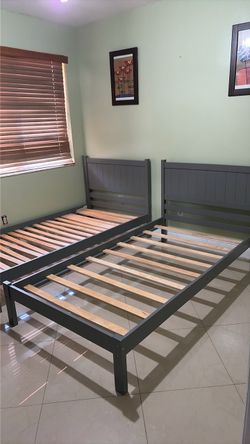 FREE. 2 camas personales ( twin).  Madera