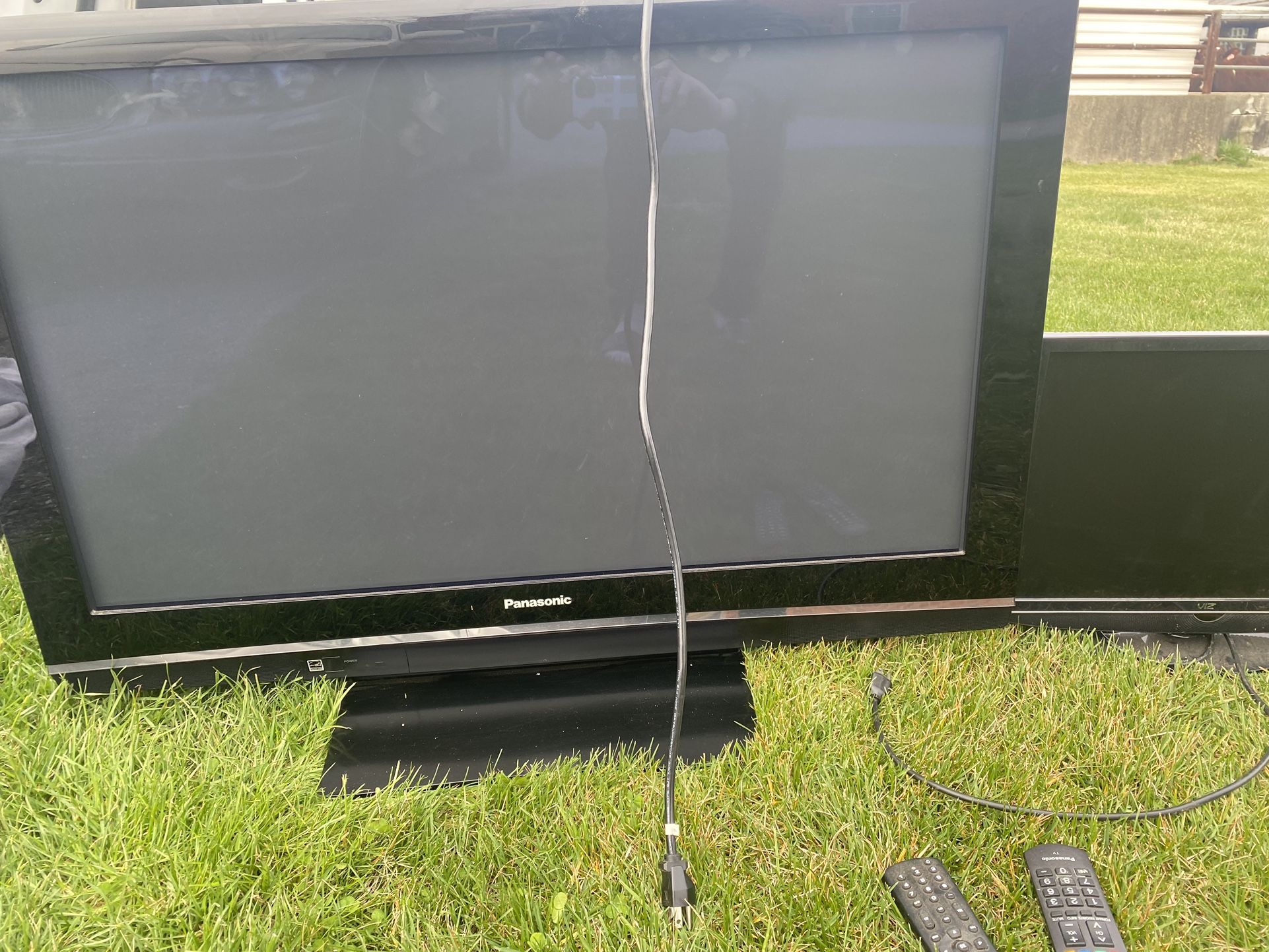 2 TV’s 40” And Little 27” Both work great