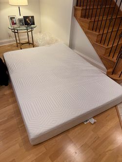 CertiPUR queen foam mattress. Like new!