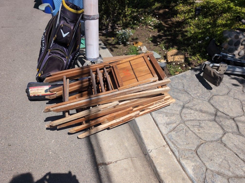 6 Folding Wood Chairs (Vintage)
