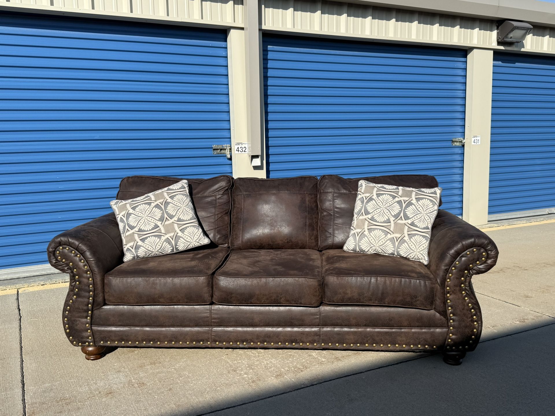 FREE DELIVERY 🚚🚛🚚 Beautiful Brown Couch