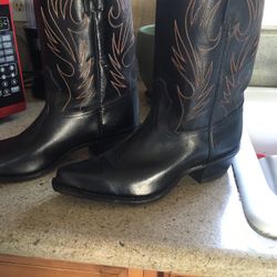 New  Black boots  9.5