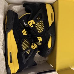  Jordan 4 Thunders • Size US 3.5 • Excellent condition