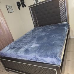 Nice queen-size bed in very good condition. I am selling it because I bought another one, so I need to get rid of this one. The mattress is completely