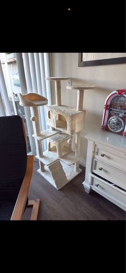 Large Cat Tree Tower Condo in Excellent Condition