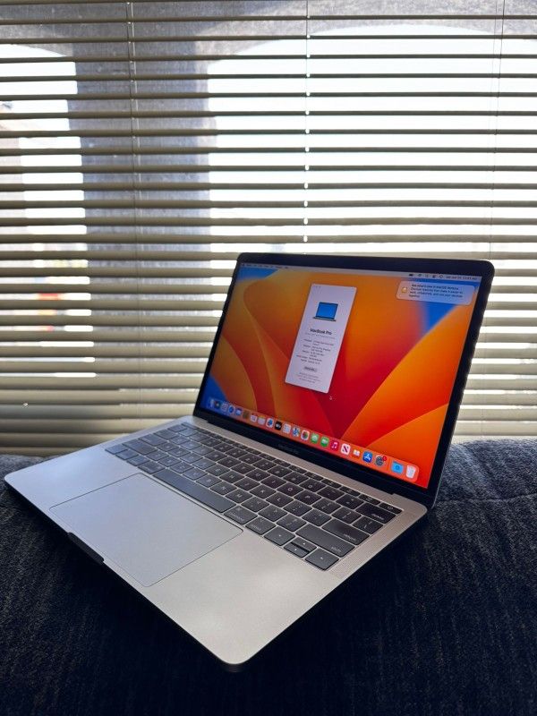 EXCELLENT MACBOOK PR0 I7-16GB 2017 CHARGER INCLUDE