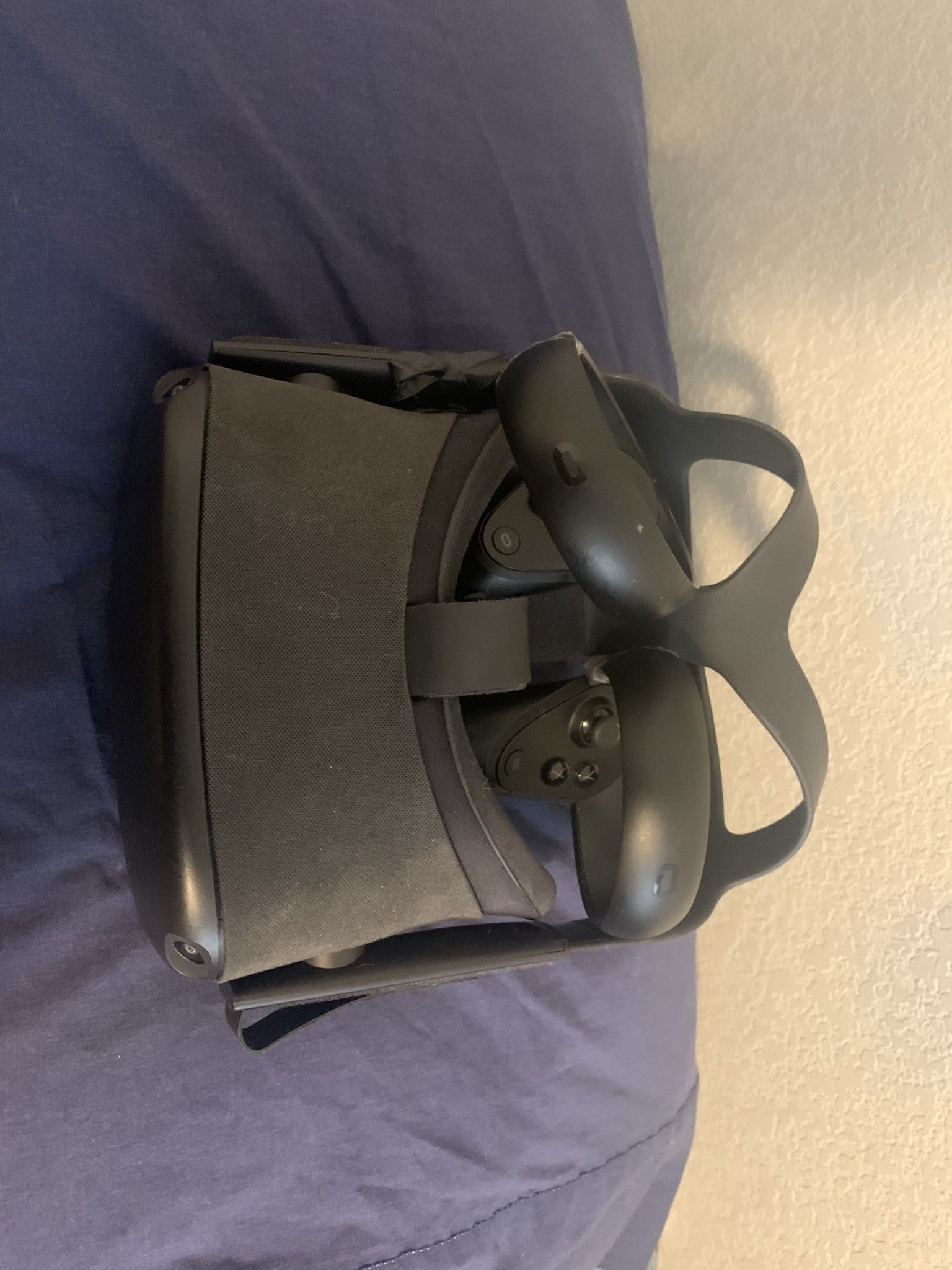 Oculus/Meta Quest 1 With Left And Right Controllers And USB Charger