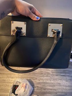 Black purse ๐