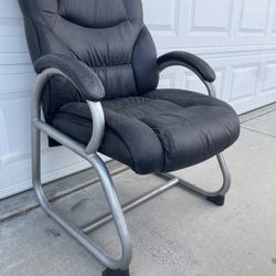 Black Office Chair Great Working In good condition Located in North Fontana