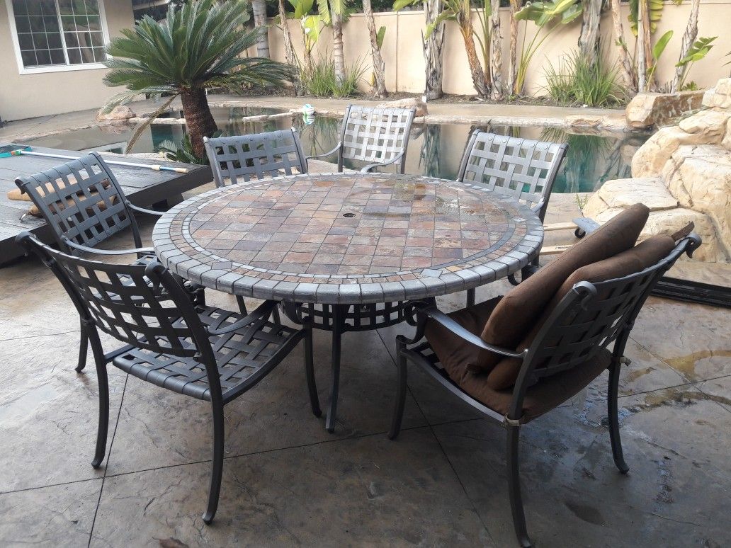 Beautiful patio table 6 aluminum Chairs.