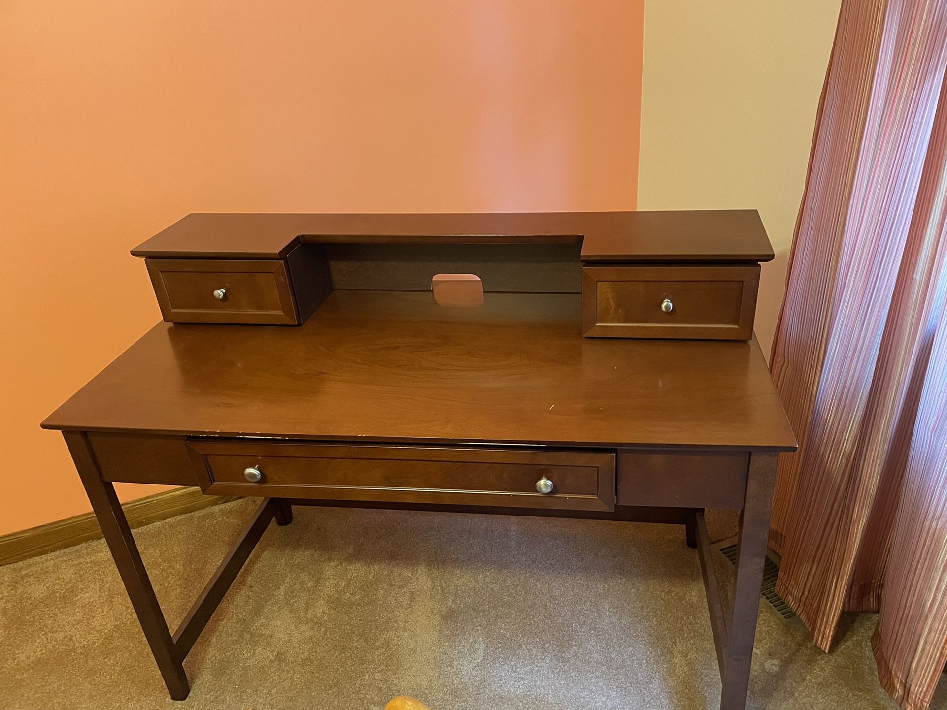 Desk With Recoverable Top
