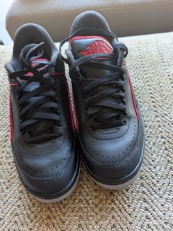 Tennis shoes