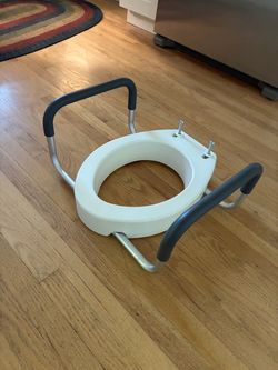 Raised Toilet Seat with Safety Arms