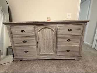 Bedroom furniture set