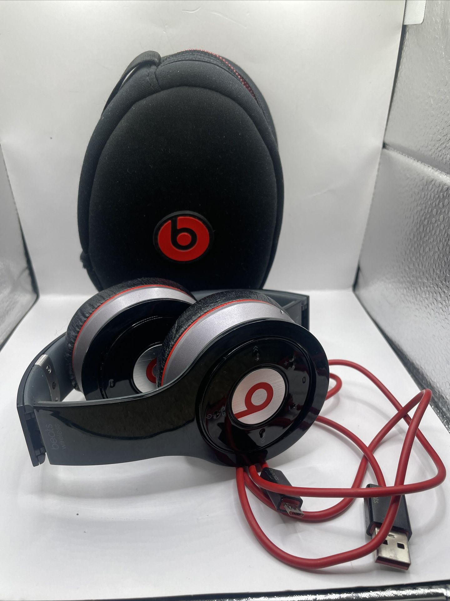 Beats by Dr. Dre Solo HD Wireless Over the Ear Headphones Black w/ Case, Charger