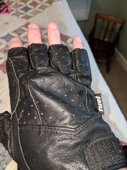 Motorcycle gloves