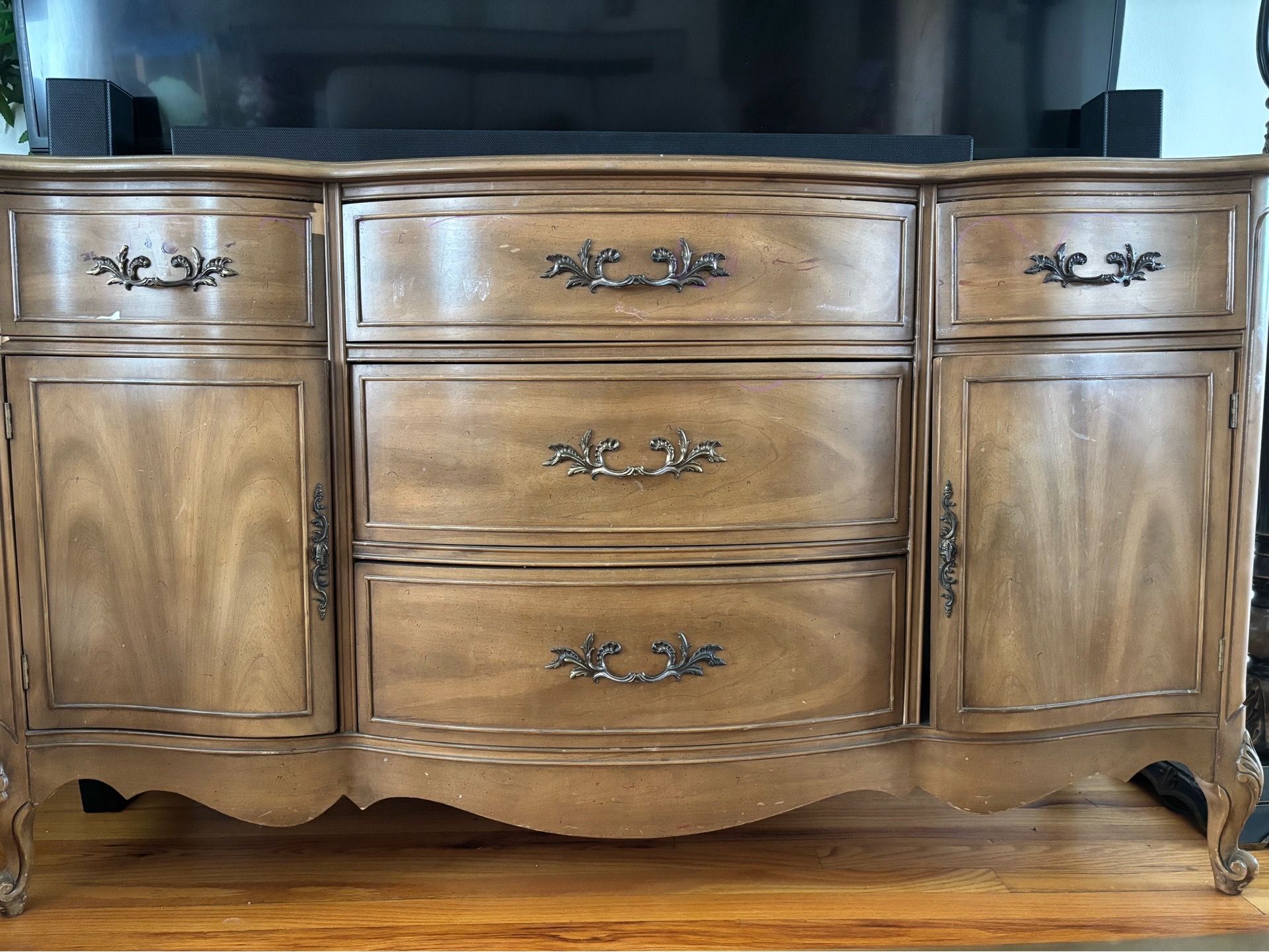 Elegant Vintage Wood Dresser / TV Console – Great Condition!