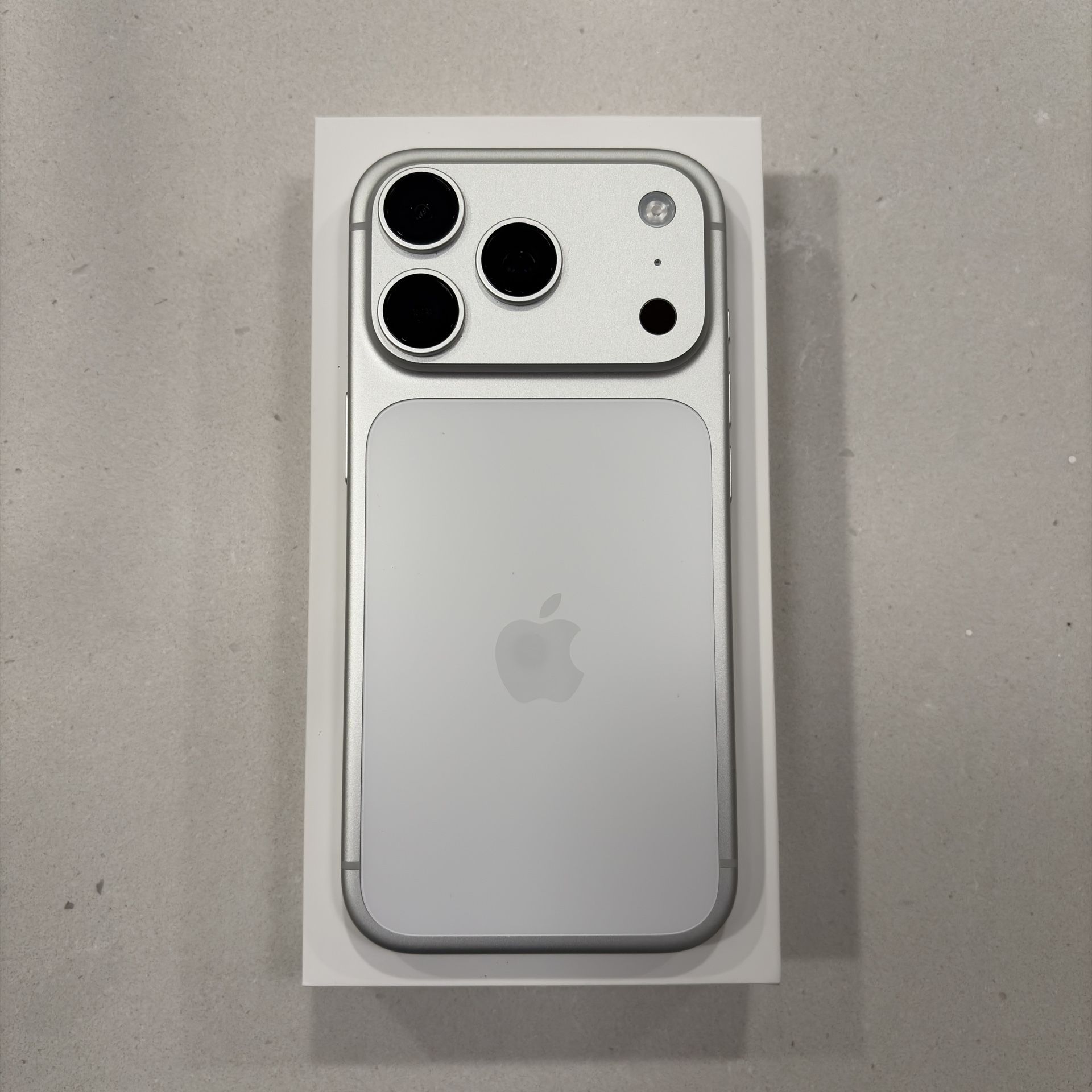 iPhone 17 Pro 256GB Silver Unlocked Like New with Extras