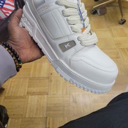 LOUIS VUITTON TRAINER SNEAKERS for Sale in New York, NY