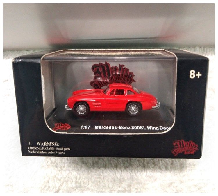 Malibu Int. 'Mercedes Benz 300 SL Wing Door' In Acrylic Case - 1:87 Scale *NEW*
