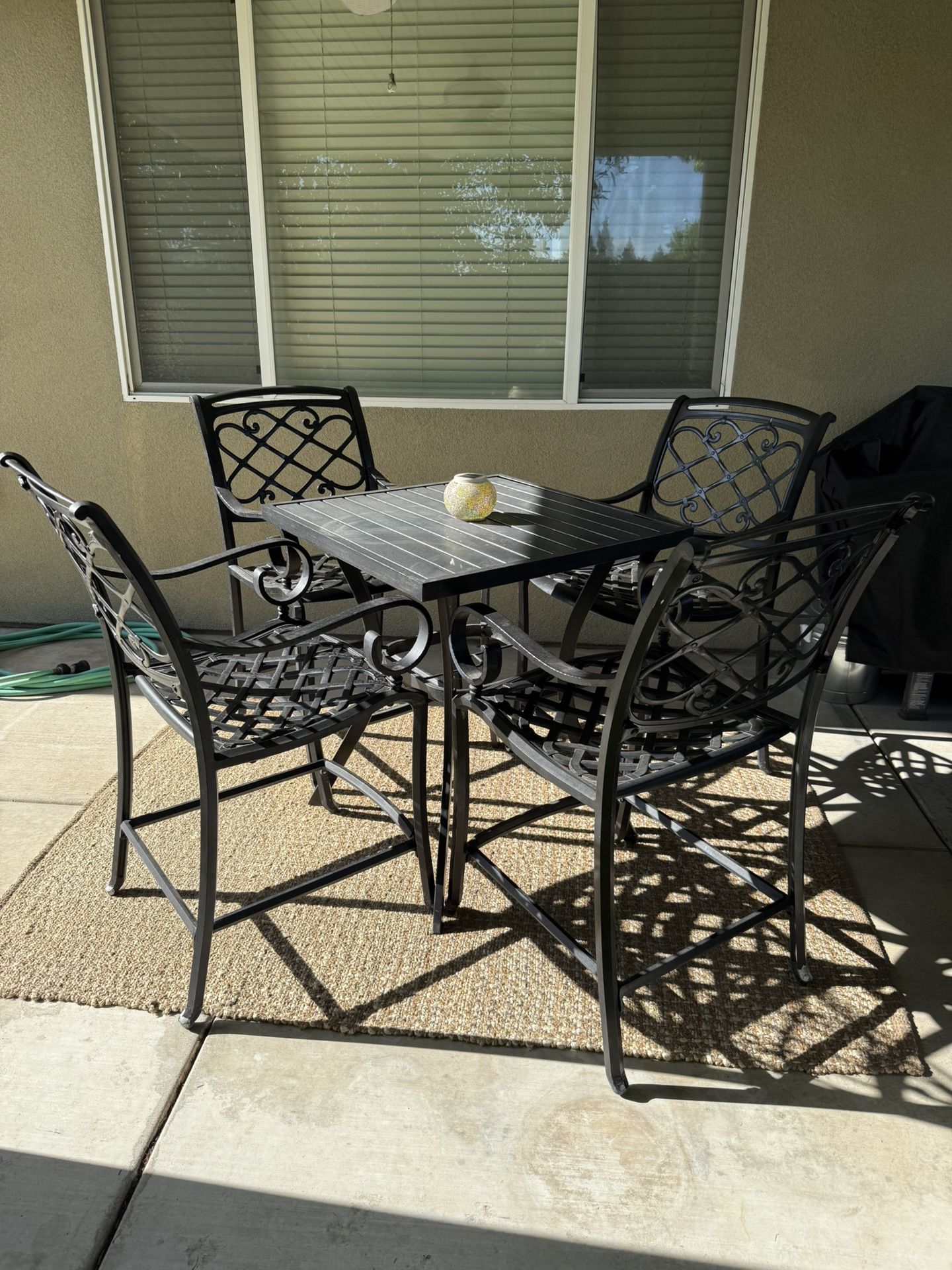 Patio Table And 4 Chairs With Cushions And Covers