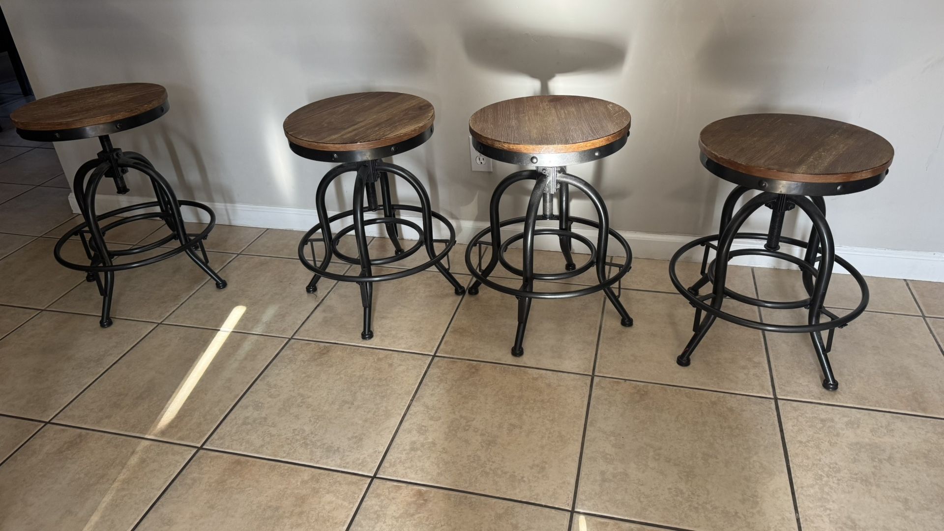 4 Bar Stools 