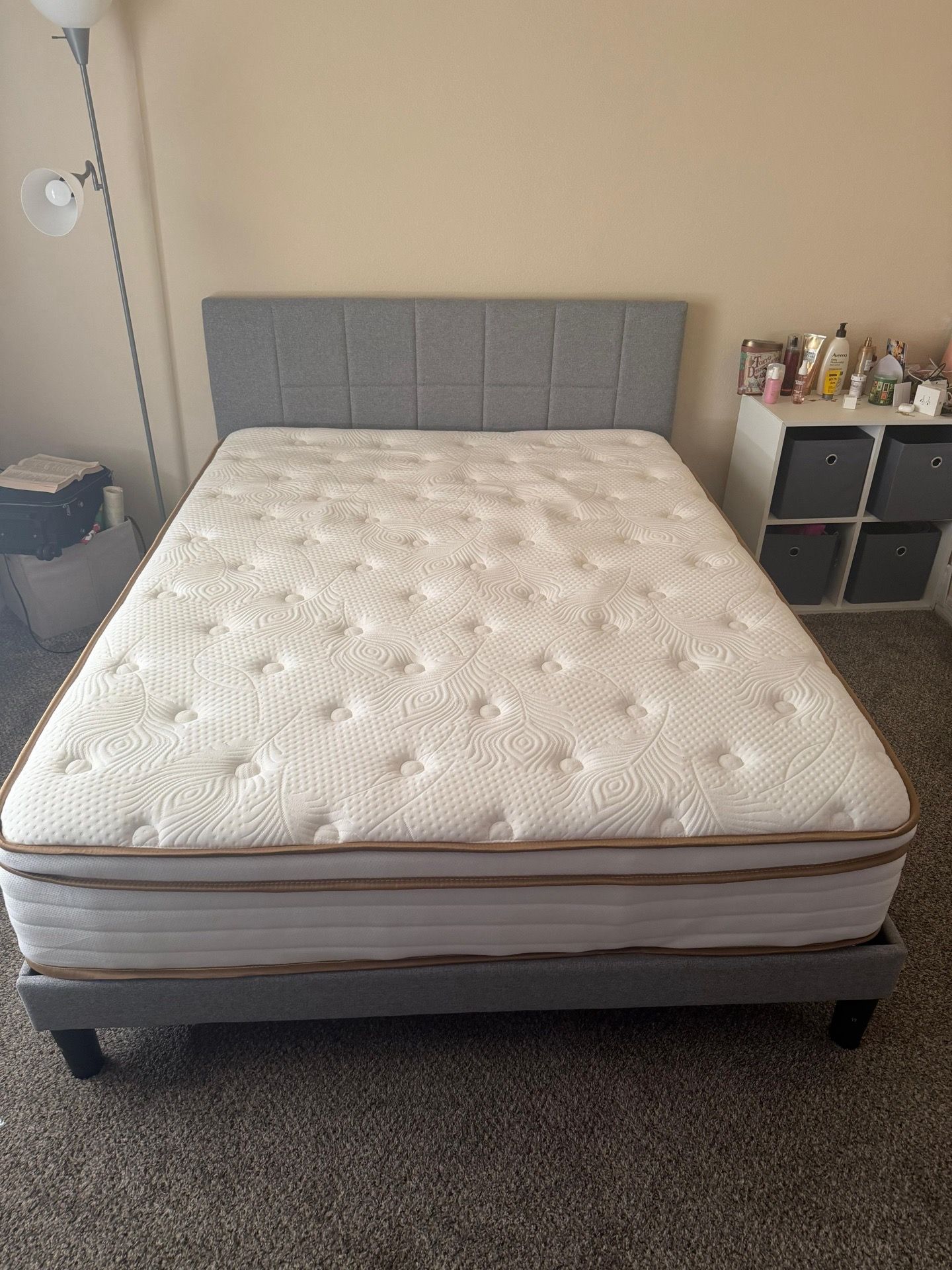 🛏️ Queen Bed + Mattress (LIKE NEW)