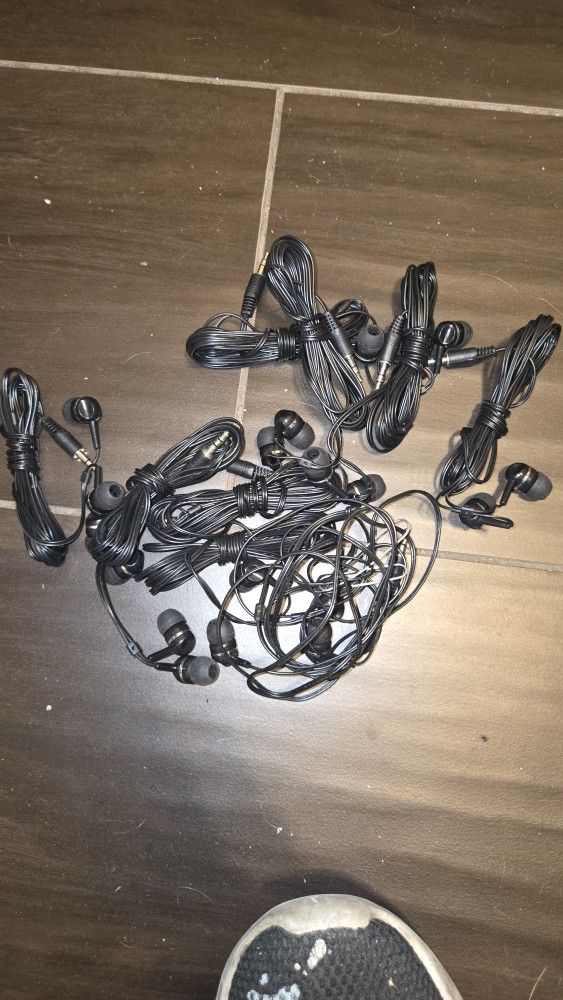 Earphones 1 Dollar Each