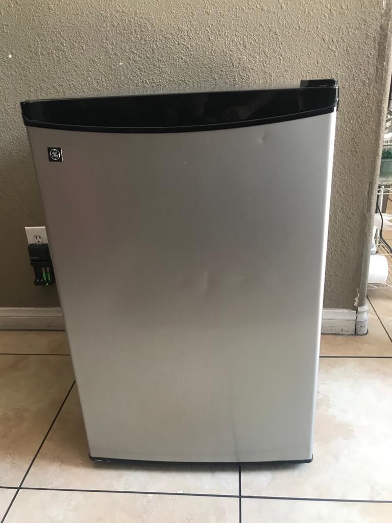 GE MINI FRIDGE 