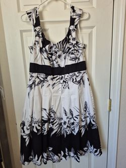 White House Black Market white and black dress size 14
