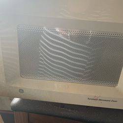 Perfect Little Microwave Only 30$ 