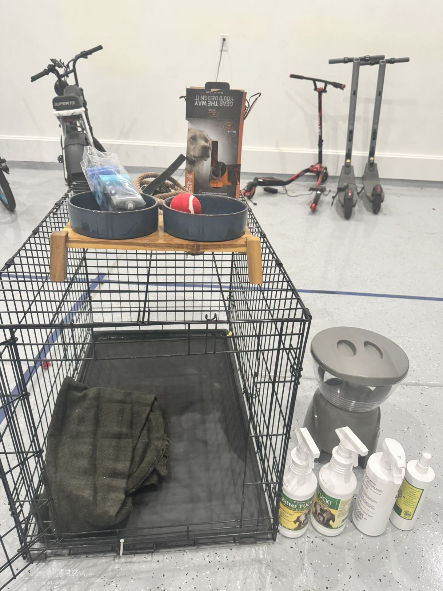 Estate sale Dog cage, Stain Remover, Vibration dog collar And Dog Bowls