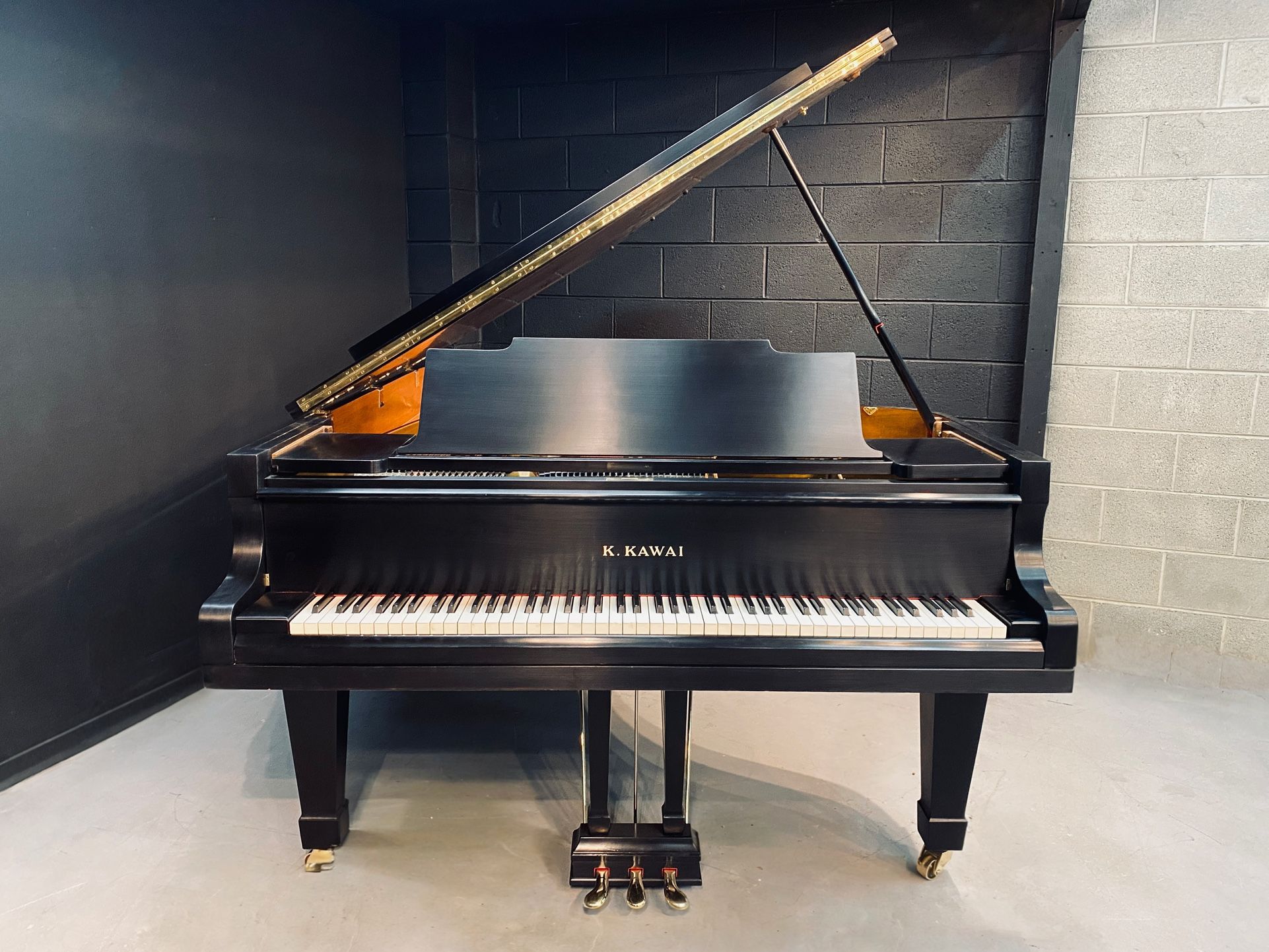 Kawai 6'8" Model 650 Ebony Satin Grand Piano