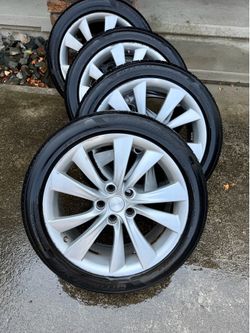 Tesla 5 lug Rims and Tires wheels with TPMS sensors included