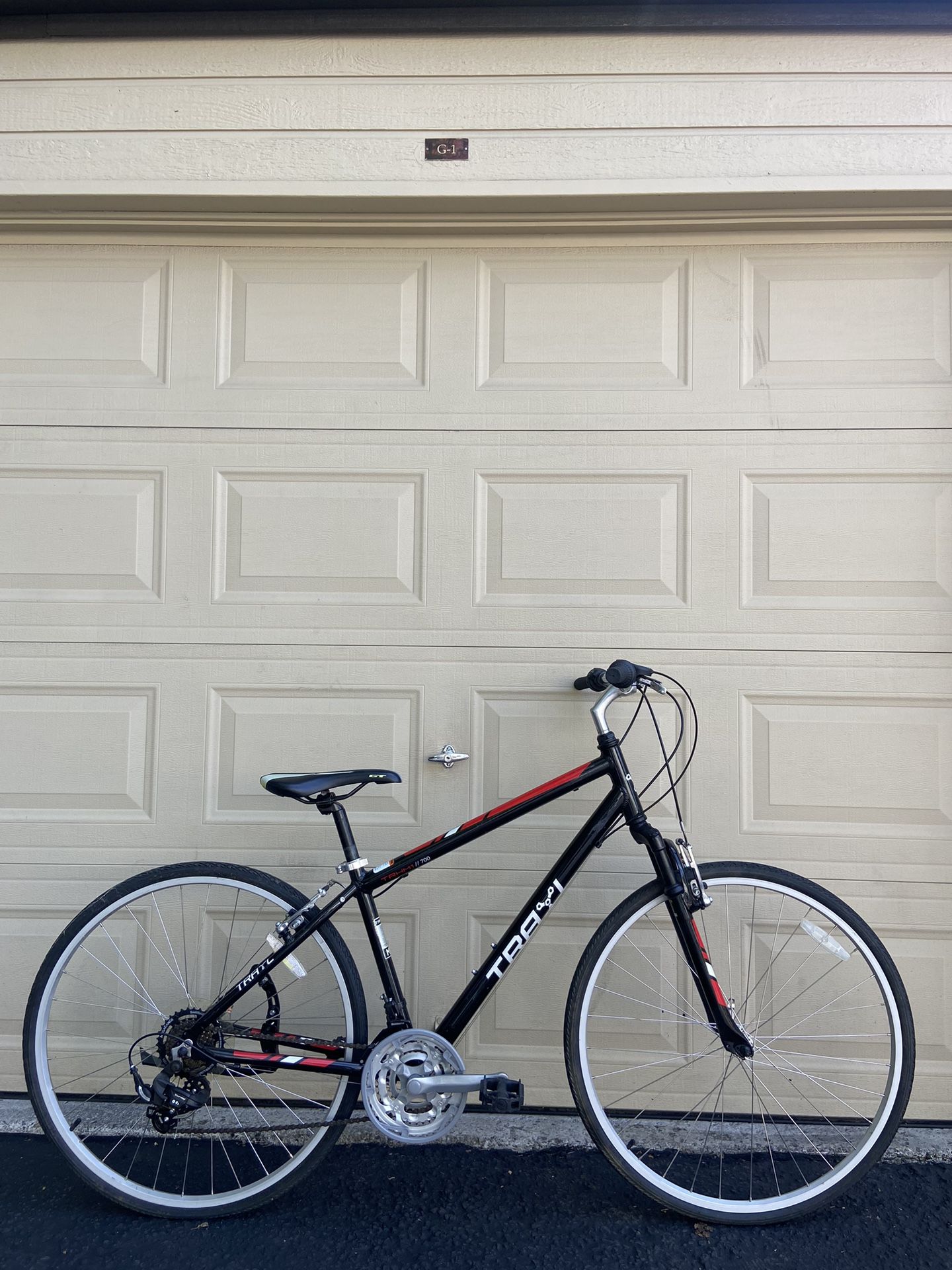 Trayl Menβs Hybrid Mountain Bike β 700c β 21-Speed β Medium Frame Bicycle
