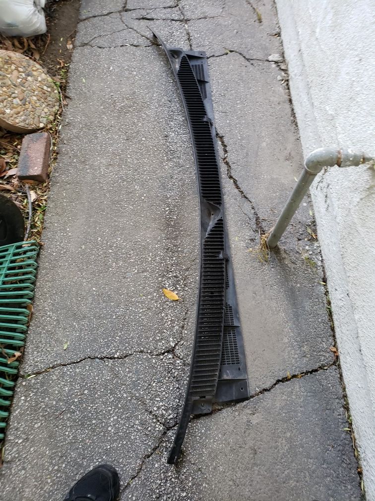 Suburban windshield viper grill