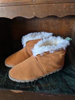 New! Women's / Girls  Cloudnine Sheepskin Slippers Size 7