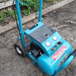 Makita air compressor Mac5200 5.2 Gallon 