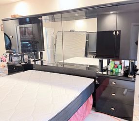 Black Lacquer Mirrored Bedroom Set with Headboard