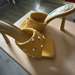 Women Yellow Short Hills Size 6