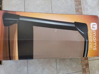 4 moms breeze playpen w/ changing pad New !