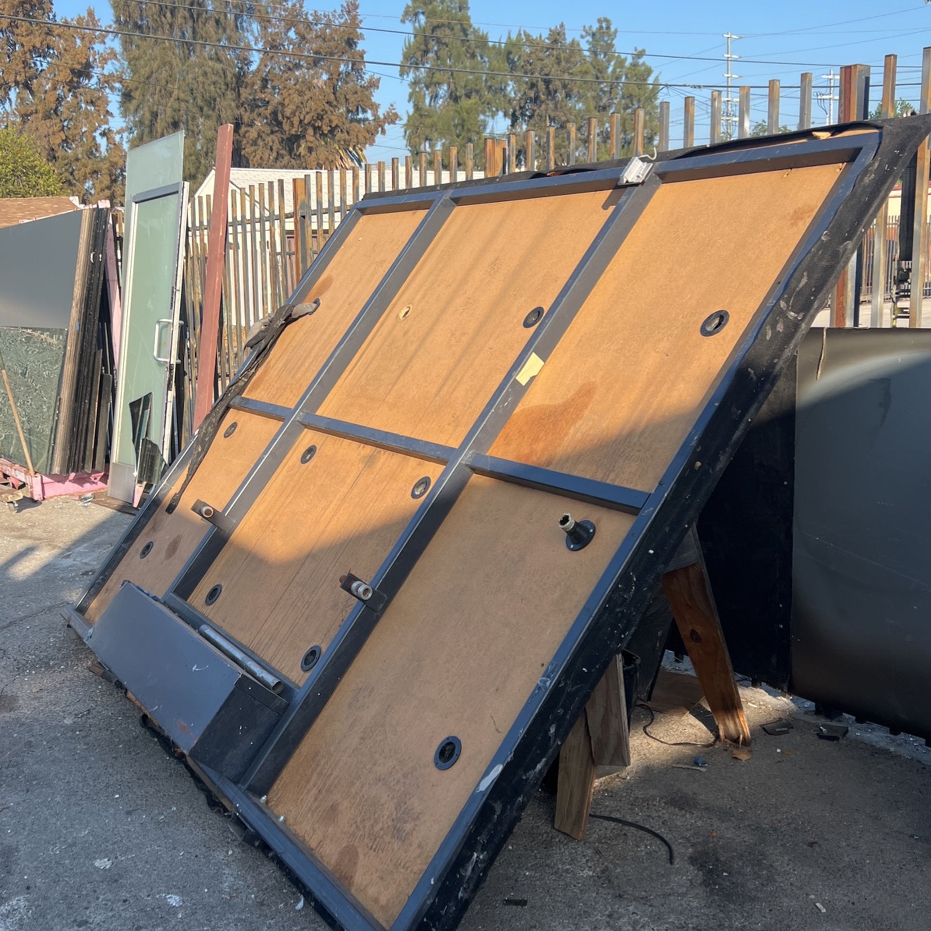 Professional glass cutting table with floating bubbles and an air fan