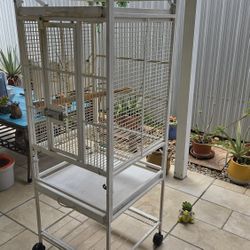 Jaula Blanca Para Aves En Buenas Condiciones 