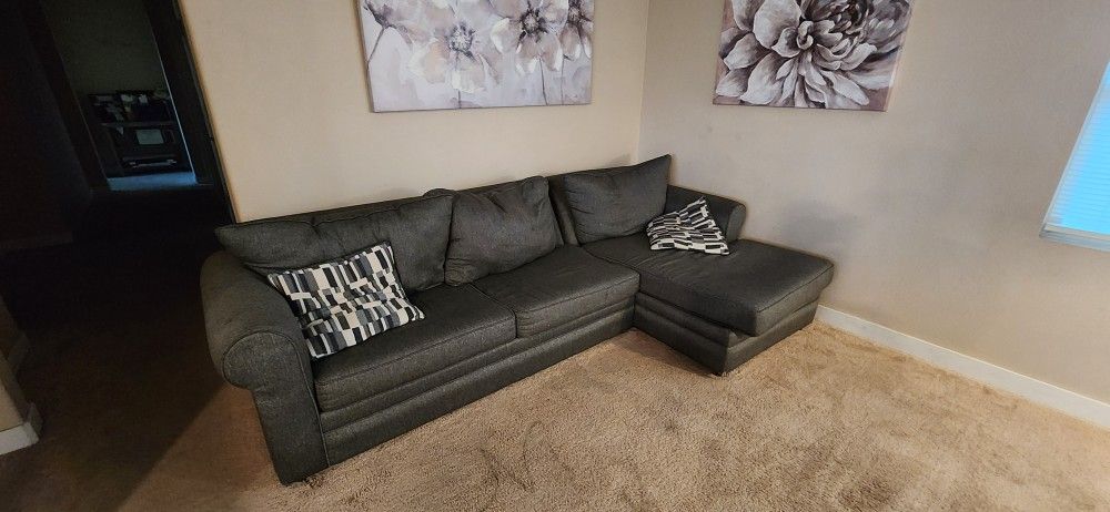 Sectional Couch With Accent Pillows