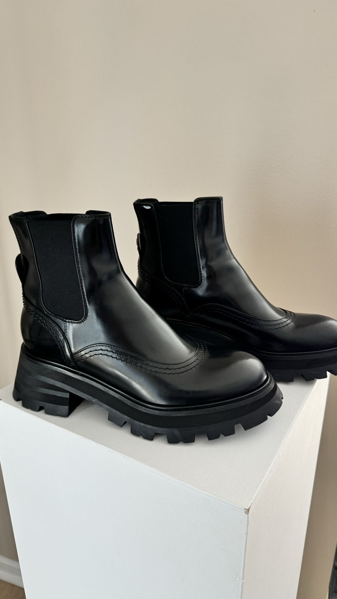 Alexander McQueen Chelsea Boots