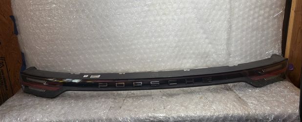 2019-2020-2021-2022-2023 Porsche Cayenne Center Tail Light LED OEM INSURANCE QUALITY