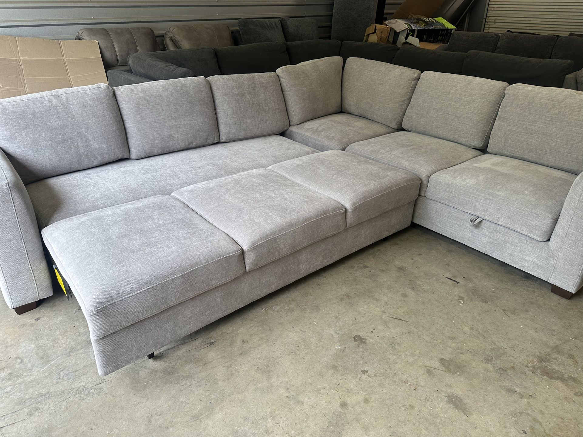 Thomasville Caler Convertible Sleeper Sectional with Storage New, open box Retails for over $2,000 Extends to a Lounger or Sleeper Two Seats with Hi