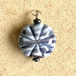 🔵 Pretty blue swirled glass beaded pendant