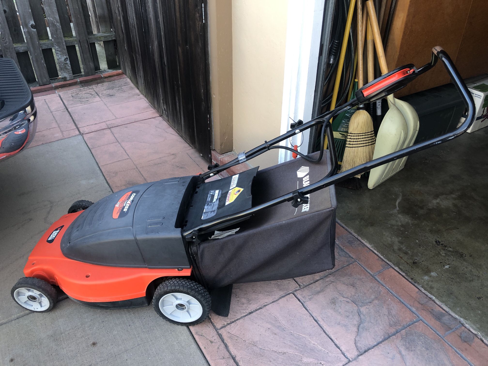Black and Decker 24 volt cordless lawn mower for Sale in Los Gatos, CA -  OfferUp